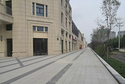 小区商铺门口空地的使用权归谁