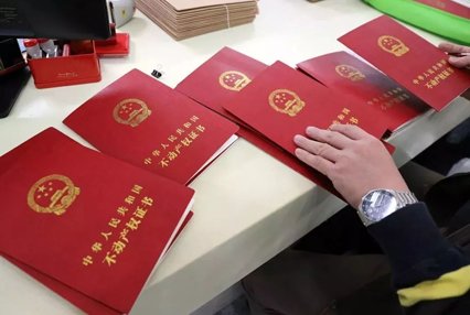 抵押房房产证在自己手里吗
