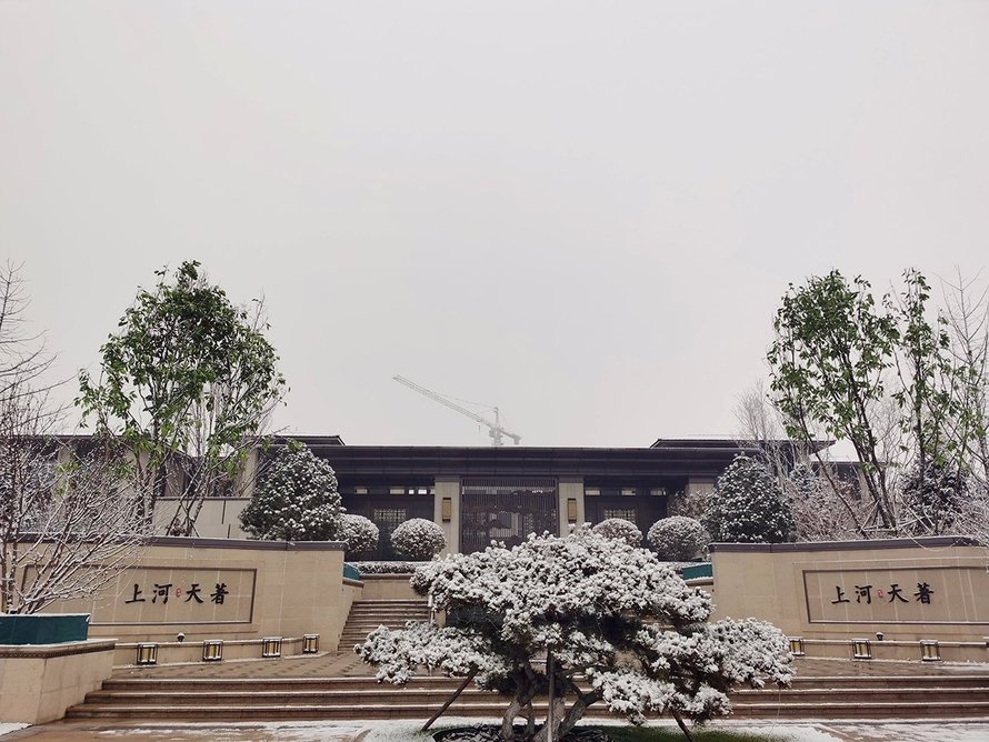 上河天著社区前广场雪景实景图