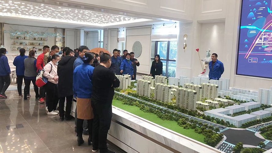 观棠上境售楼处看沙盘的客户