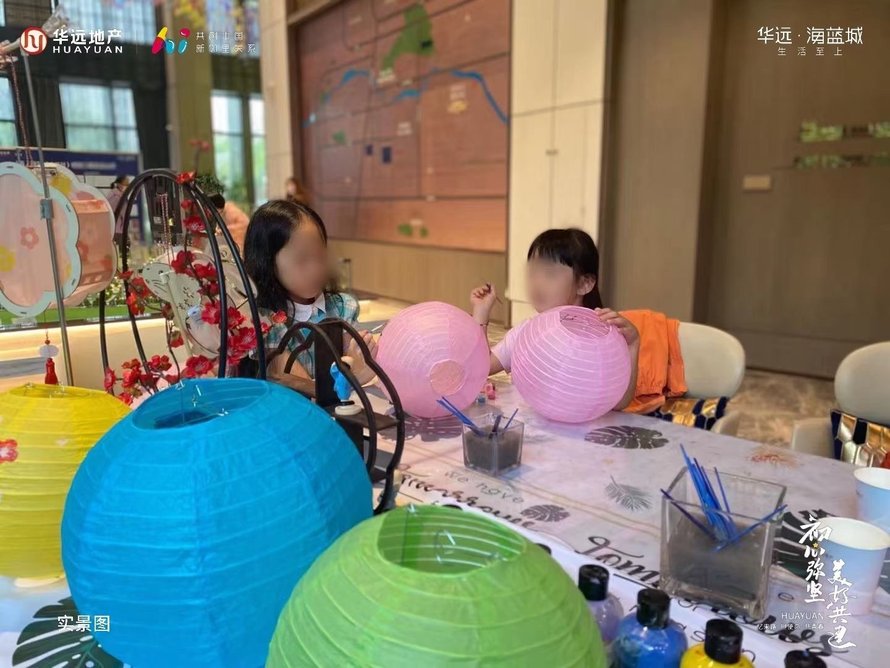 华远海蓝城《汉服舞国潮中秋话团圆》活动现场孩子做花灯