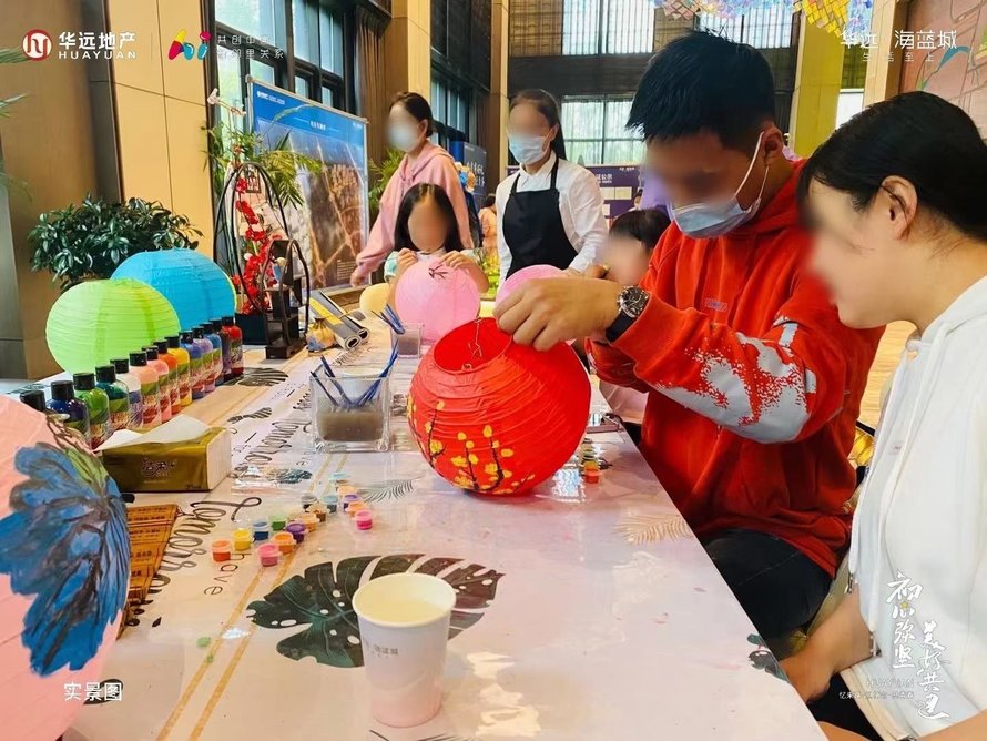 华远海蓝城《汉服舞国潮中秋话团圆》活动现场花灯艺人做花灯
