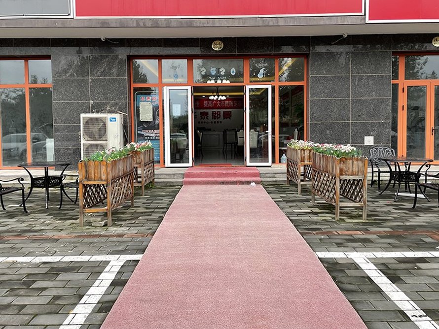 华泰郡景售楼处门口