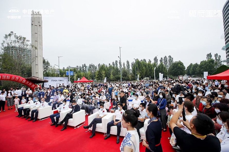 中国铁建樾府国际示范区开放现场(现场人群)