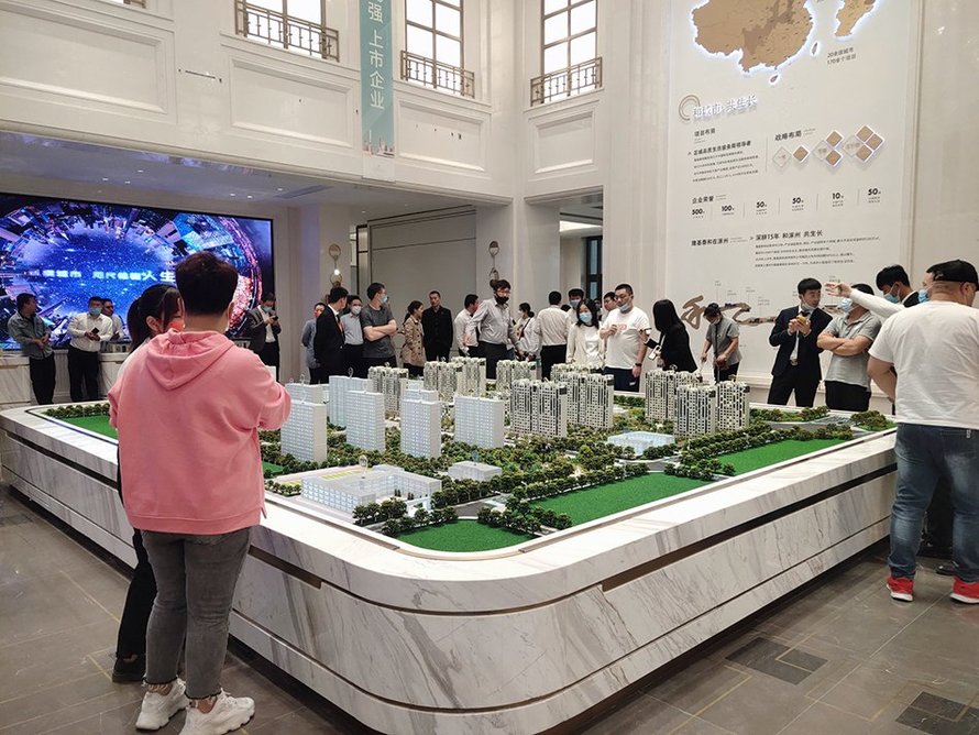 观棠上境售楼现场(沙盘前客户)