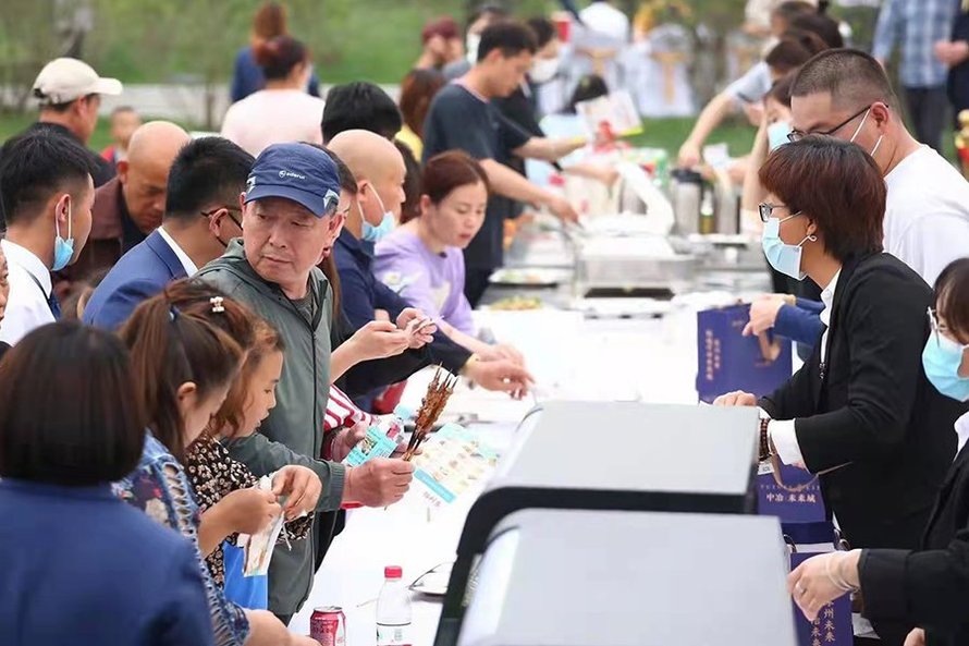 中冶未来城美食嘉年华活动现场(烤串)