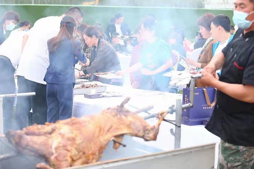 中冶未来城美食嘉年华活动现场(烤全羊)