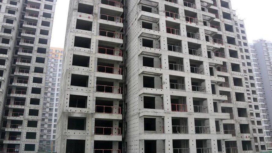 德信御府2021年3月施工现场(各楼阳台南侧栏杆钢副框安装完成)