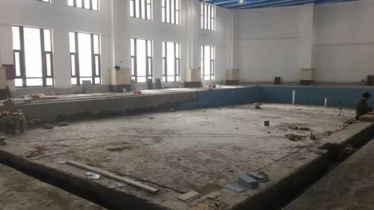天伦湾2018年5月工程进度(会所游泳馆泳池粘贴瓷砖)