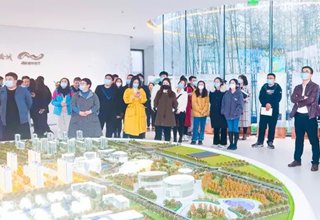 涿州市拟赴京杭深挂职人员一行参观调研涿州城市客厅项目