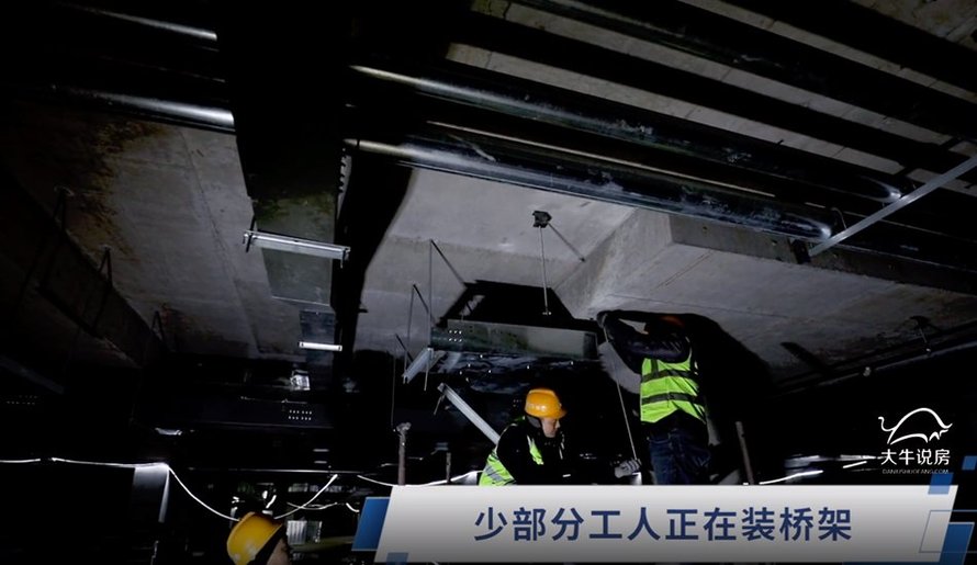2022年1月,华远海蓝城一期工程进度(少部分工人正在搭装桥架)
