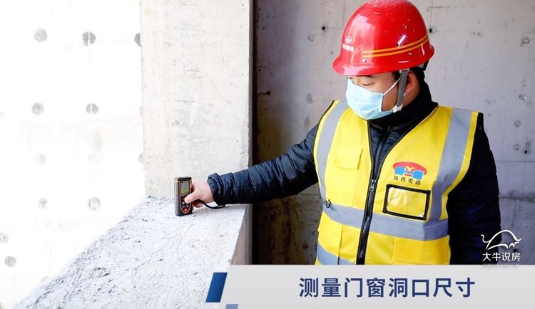 2022年1月,华远海蓝城二期工程进度(测量门窗洞口尺寸)