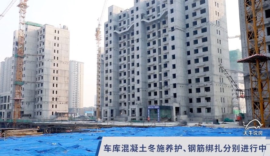 2022年1月,华远海蓝城二期工程进度(车库混凝土冬施养护、钢筋绑扎分别进行中)
